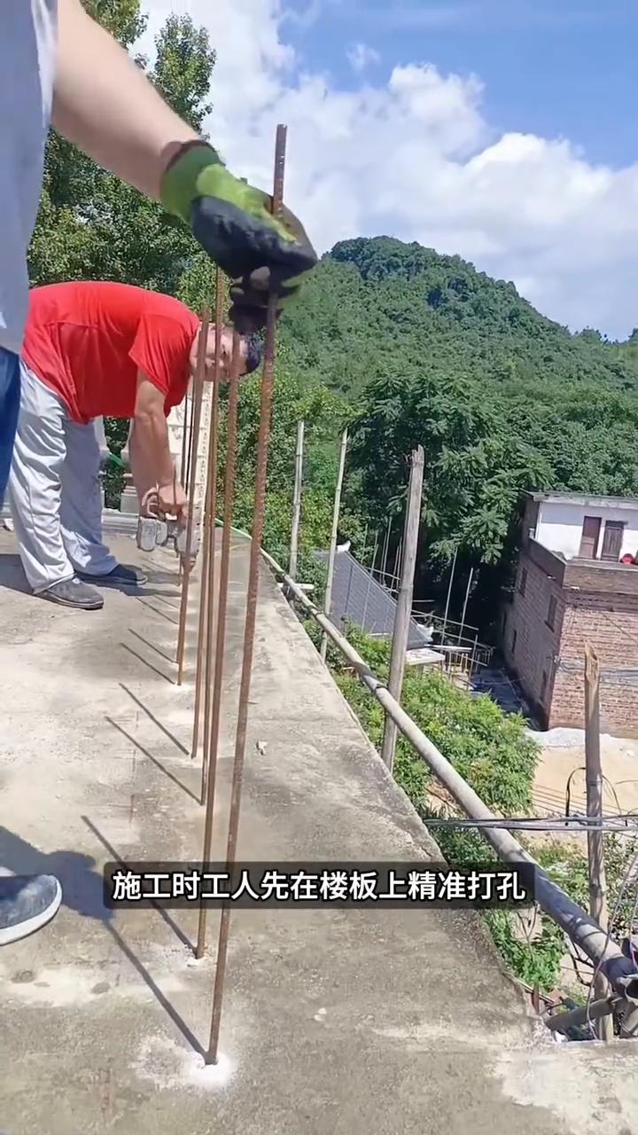 模具浇筑栏杆。原来楼上的栏杆是这样做的，既方便又好看。但很多人不知道，栏杆施工
