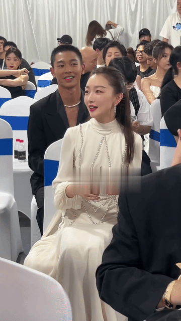 周冬雨:张宥浩就是最好的打光板……周冬雨在他的衬托下真的白到发光，这不比什么打光