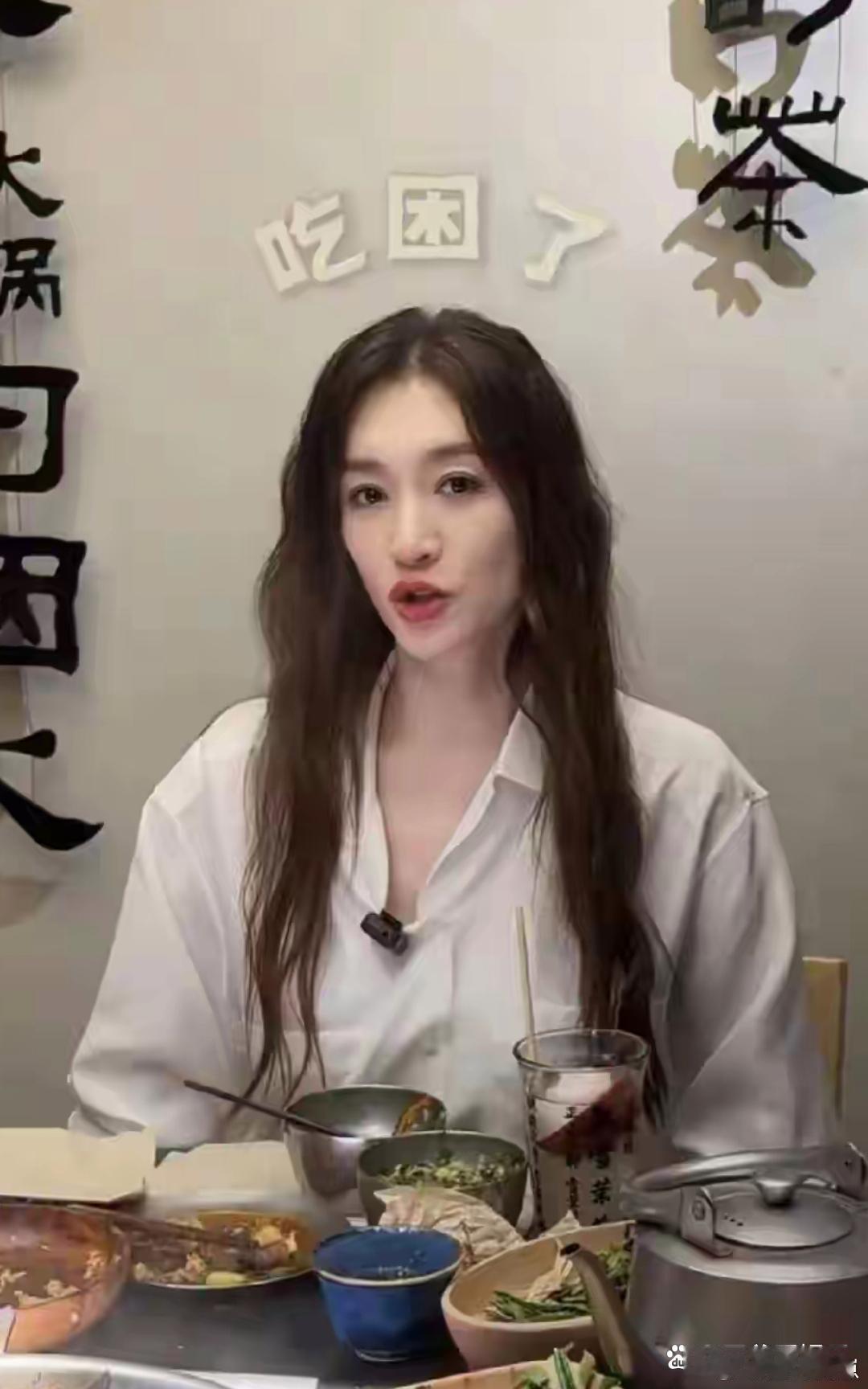 偶遇49岁李小冉吃火锅，比起依旧能打的颜值，她身上那份自在的松弛感更戳人！没有明