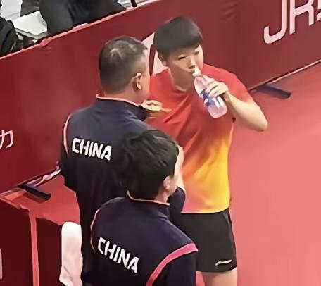 孙颖莎的脾气上来了​谁也拦不住，王曼昱第1局输球之后，孙颖莎上来打得特别凶！