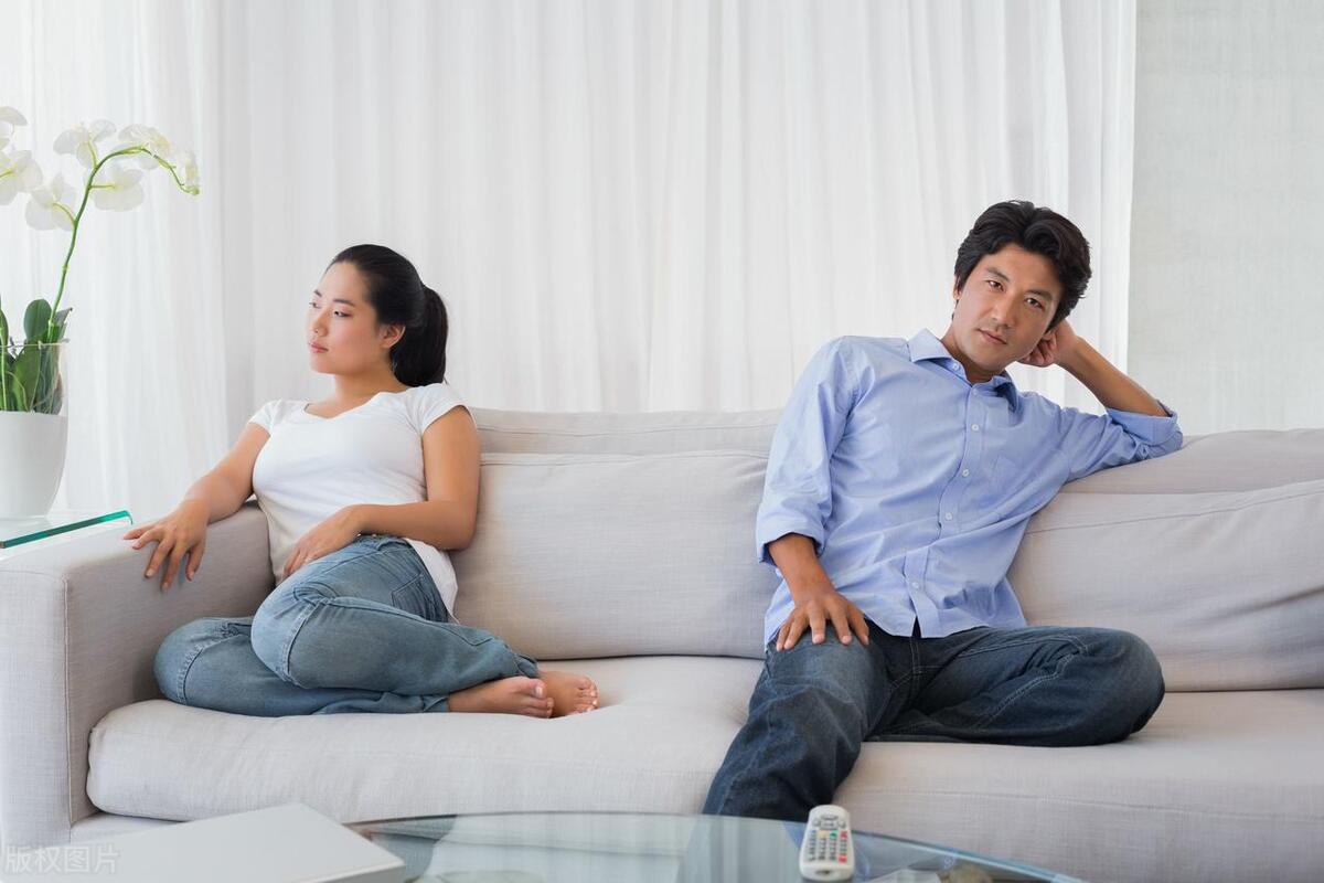 我有个表姐，跟她老公离婚不离家，分房睡已经2年多了。结果最近她前夫总是找各种理由