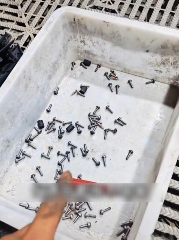 最近，网上出现了重庆多位小鹏X9车主反馈，车辆在高温天气下行驶时，空气悬架突发漏