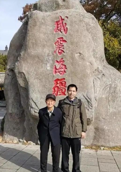 1979年，内蒙古一对夫妻生下儿子后不愿抚养，连夜送给村里刚失去孩子的贫困农民：