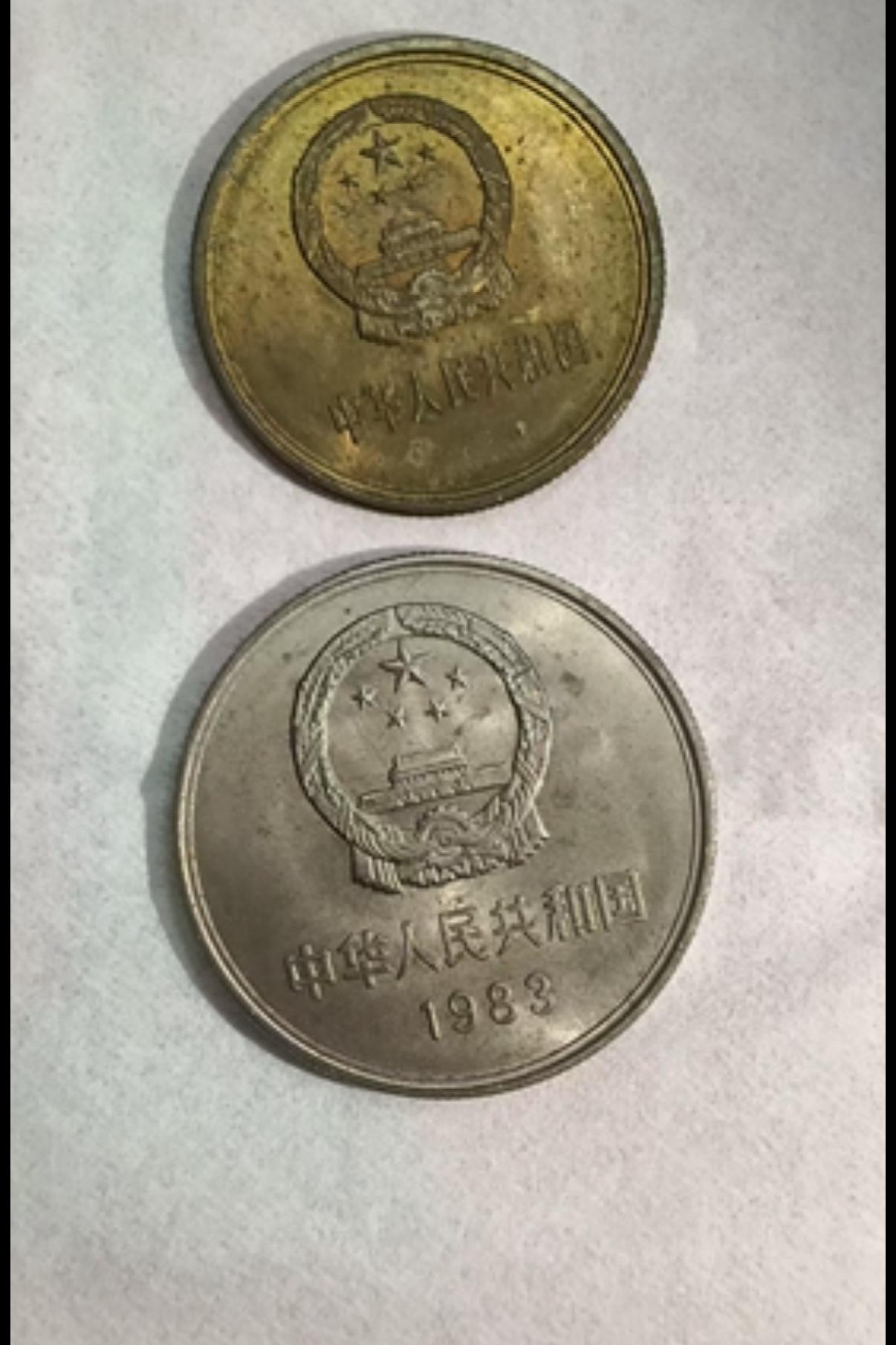 八十年代末，我老爸在工厂上班，每个月工资也就几十块。1983年的长城一元，当年银