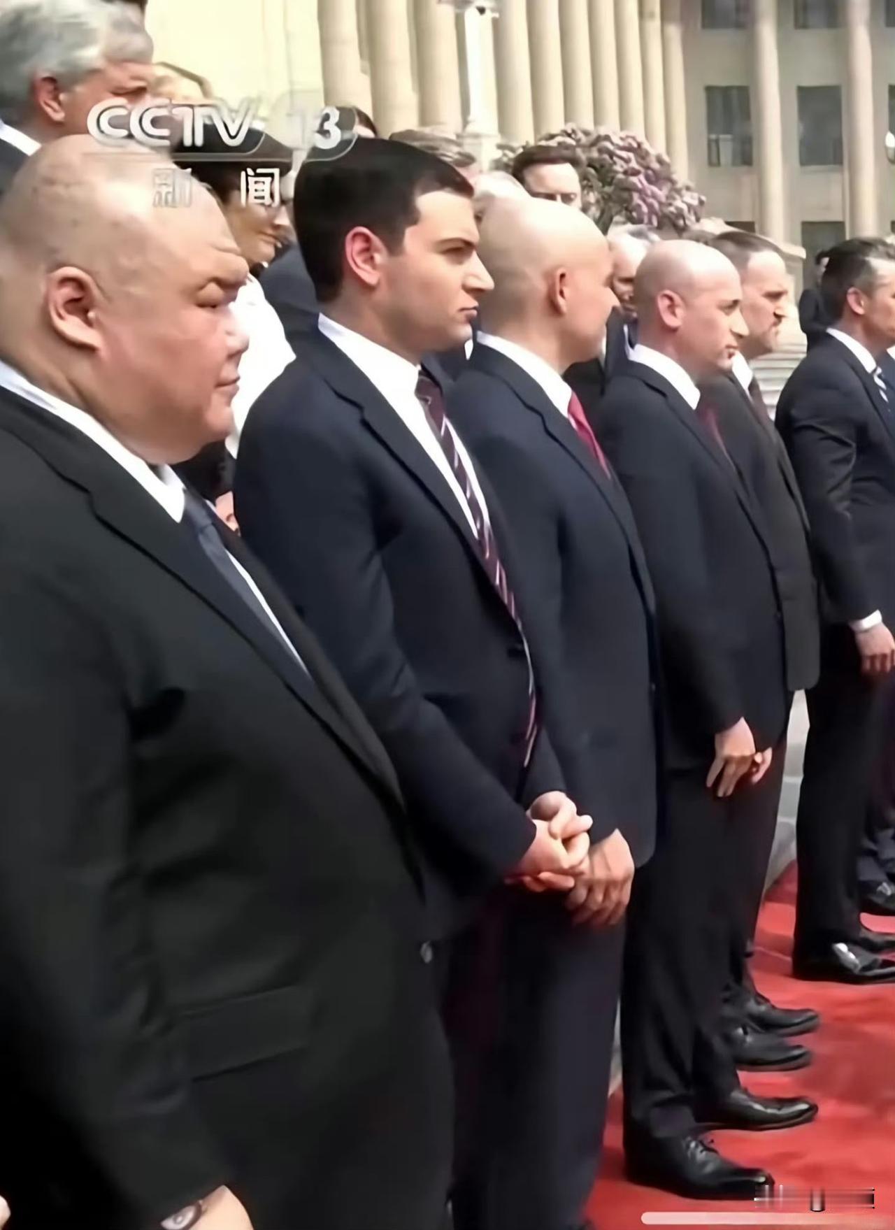 不是大款也不是伙夫…此次特朗普访华行程中，一位华裔随行官员迅速走红全网，他就是白