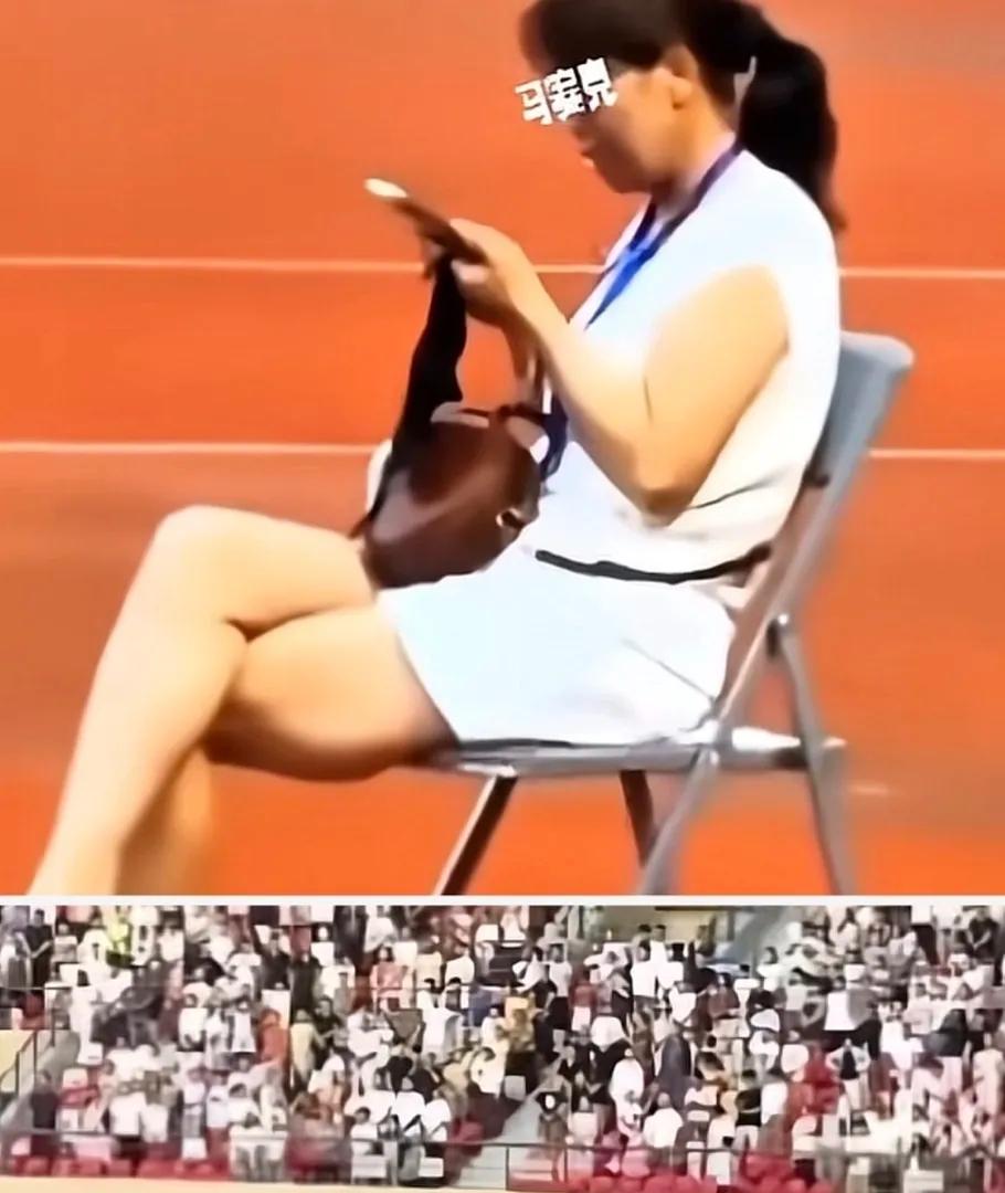 陇超“镇坐姐”，终于栽了！国歌响起全场肃立，就她翘着二郎腿刷手机，处理结果挺狠，