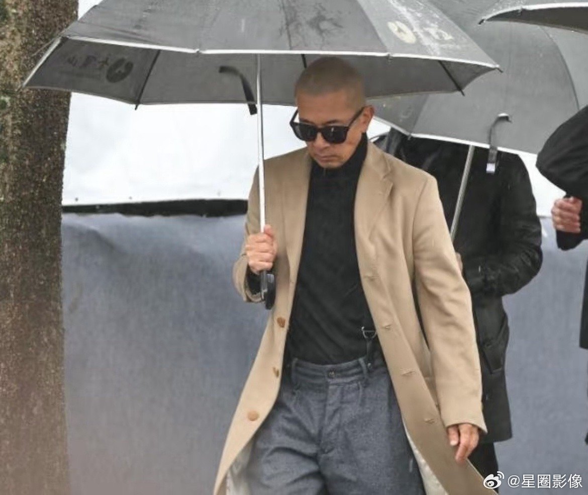 具俊晔身上这件大衣，是大S在20多年前送给他的。那时候具俊晔狂追大S，二人最后在