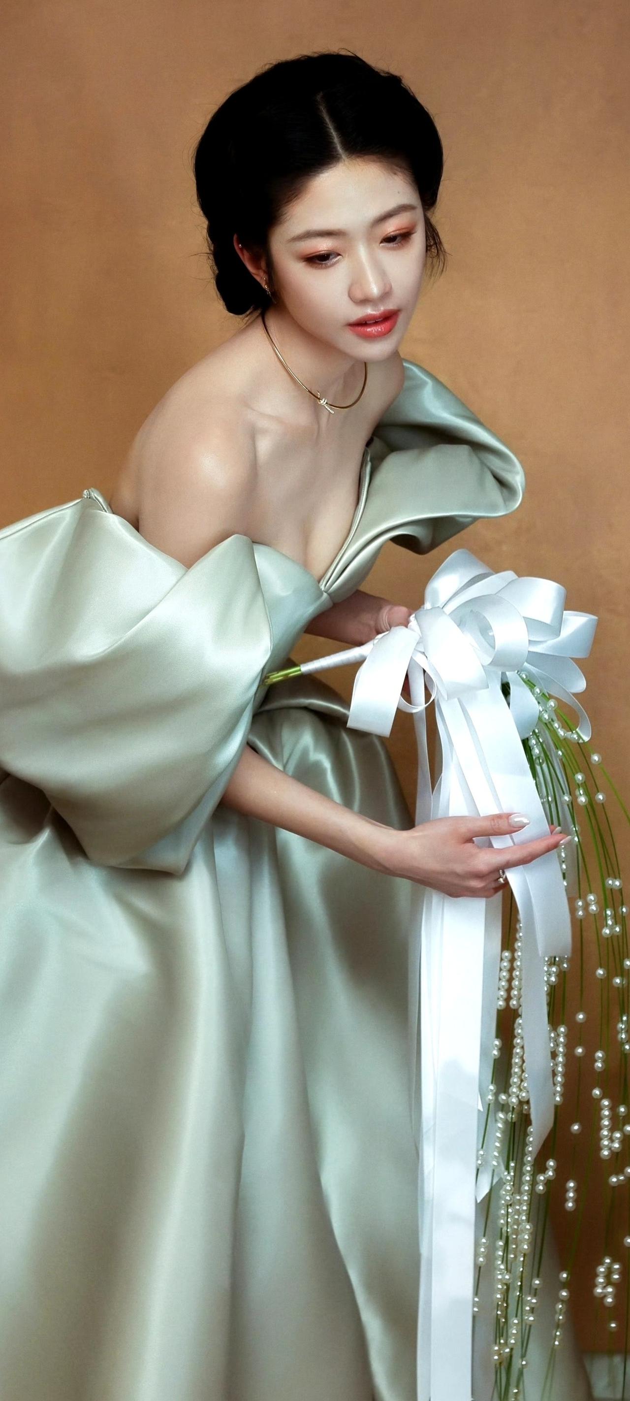 被向涵之的礼裙造型惊艳到，这气质简直了！向涵之分享你喜欢的明星呗~有哪些让人