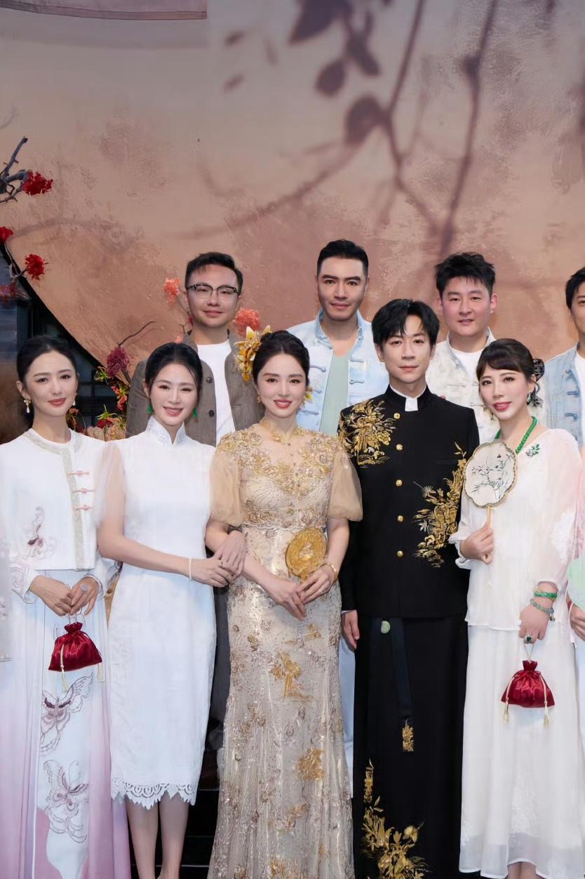 董璇张维伊身穿中式礼服完婚