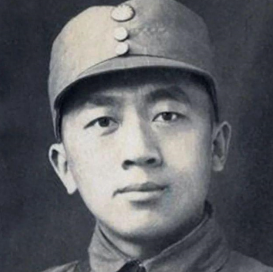 1942年，日伪军一师长派人给粟裕送了一包烟。粟裕不解，以为是敌人送礼，便饶有兴