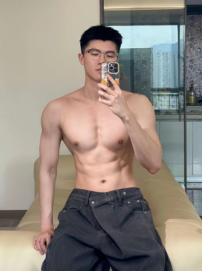 篮球体育生一般什么球都会点吧，特别是身材好的[呲牙笑]