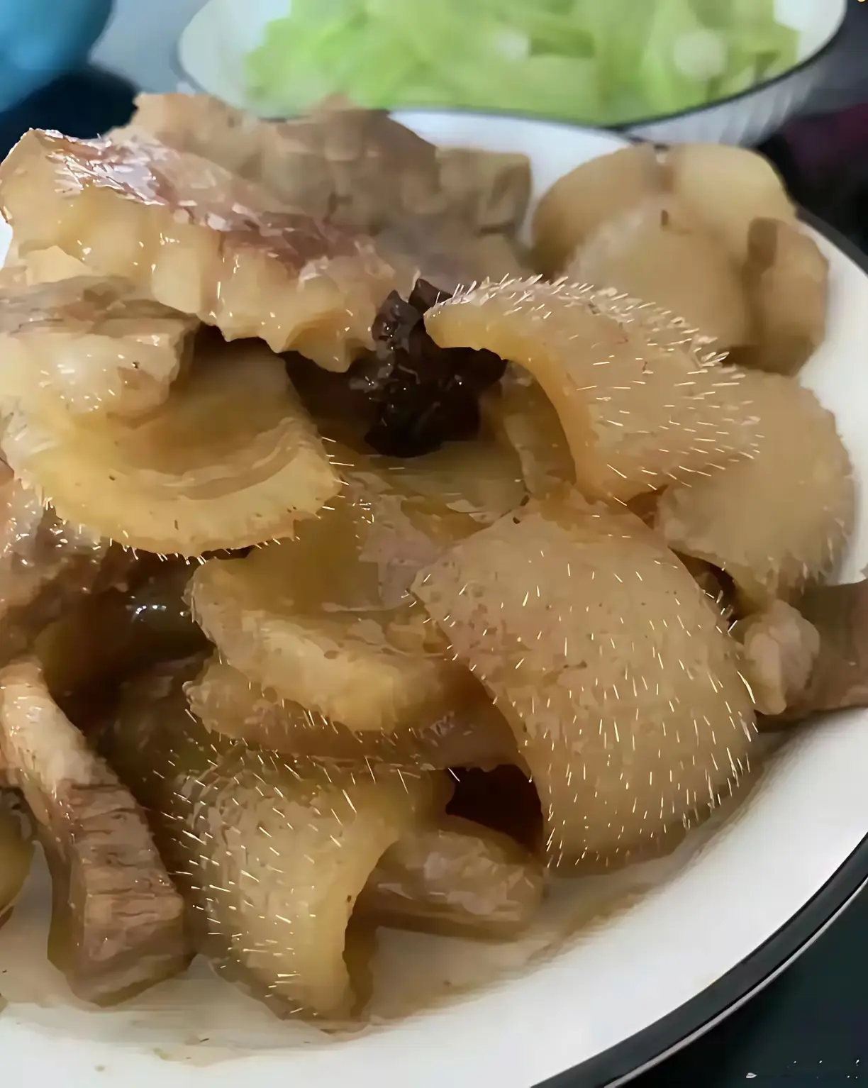第一次来到婆婆家做客，婆婆端来一盘拿手的菜，我看了半天没说话，心想这能吃吗？