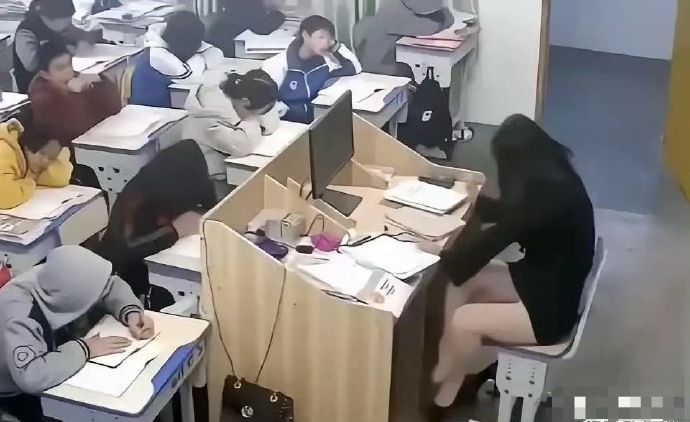 学校的监控到底是看学生还是看老师？​