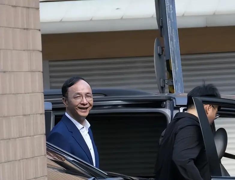 朱立伦表示，今天把智库还有相关基金会的职务统统交接，全面离开党务，他相信未来郑董