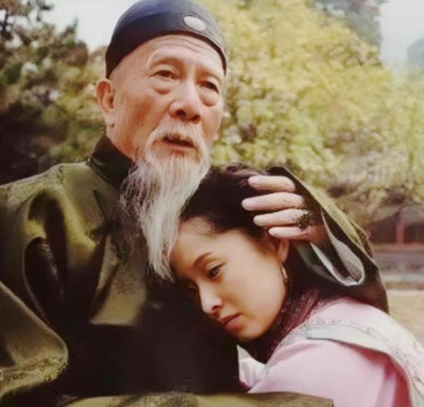 1881年，左宗棠顺利收复新疆。慈禧大喜，问李莲英：“赏他些什么玩意呢？”李莲英