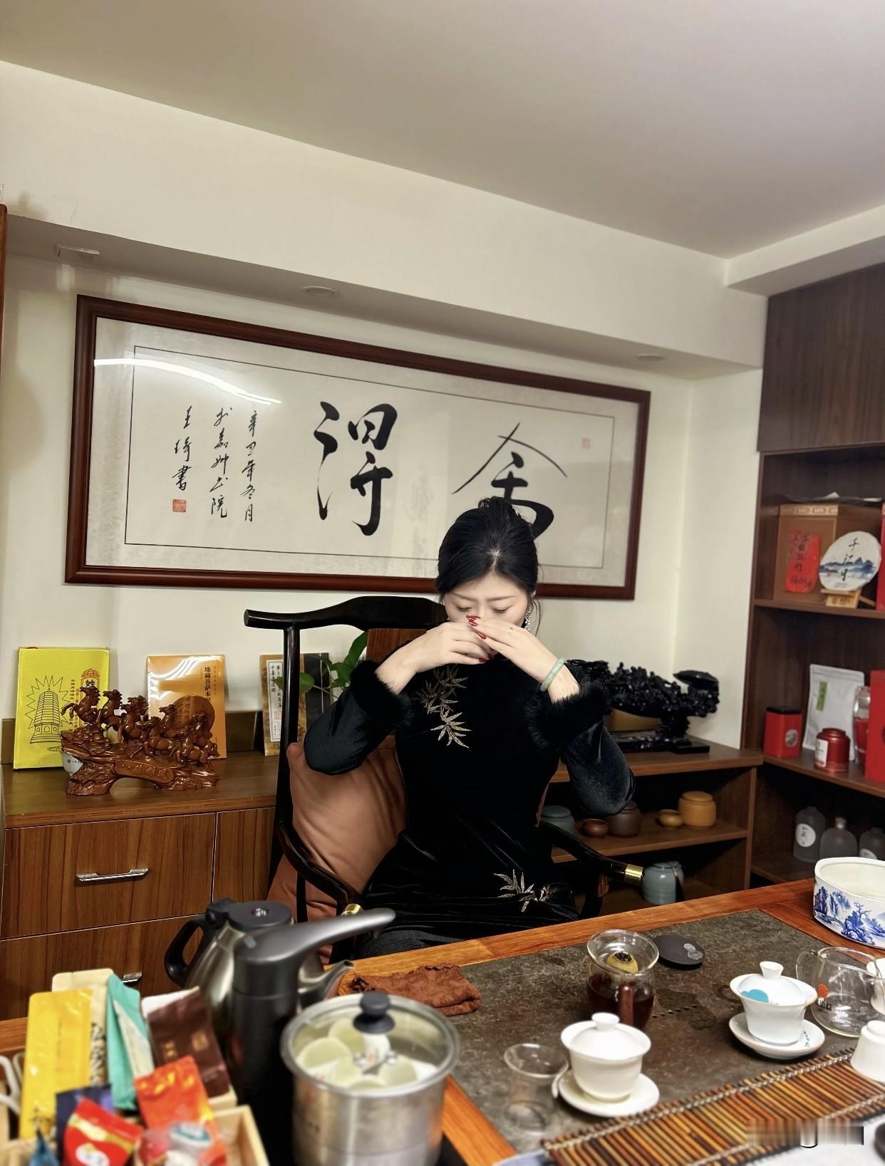 职场办公穿搭分享黑色旗袍是职场隐形王者，浅灰配白衬衫知性优雅；真丝衬衫质感好，珍