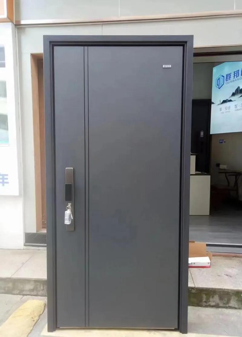 北京，女子验收新房发现防盗门有瑕疵，要求开发商更换，不久供应商把新的防盗门送到女