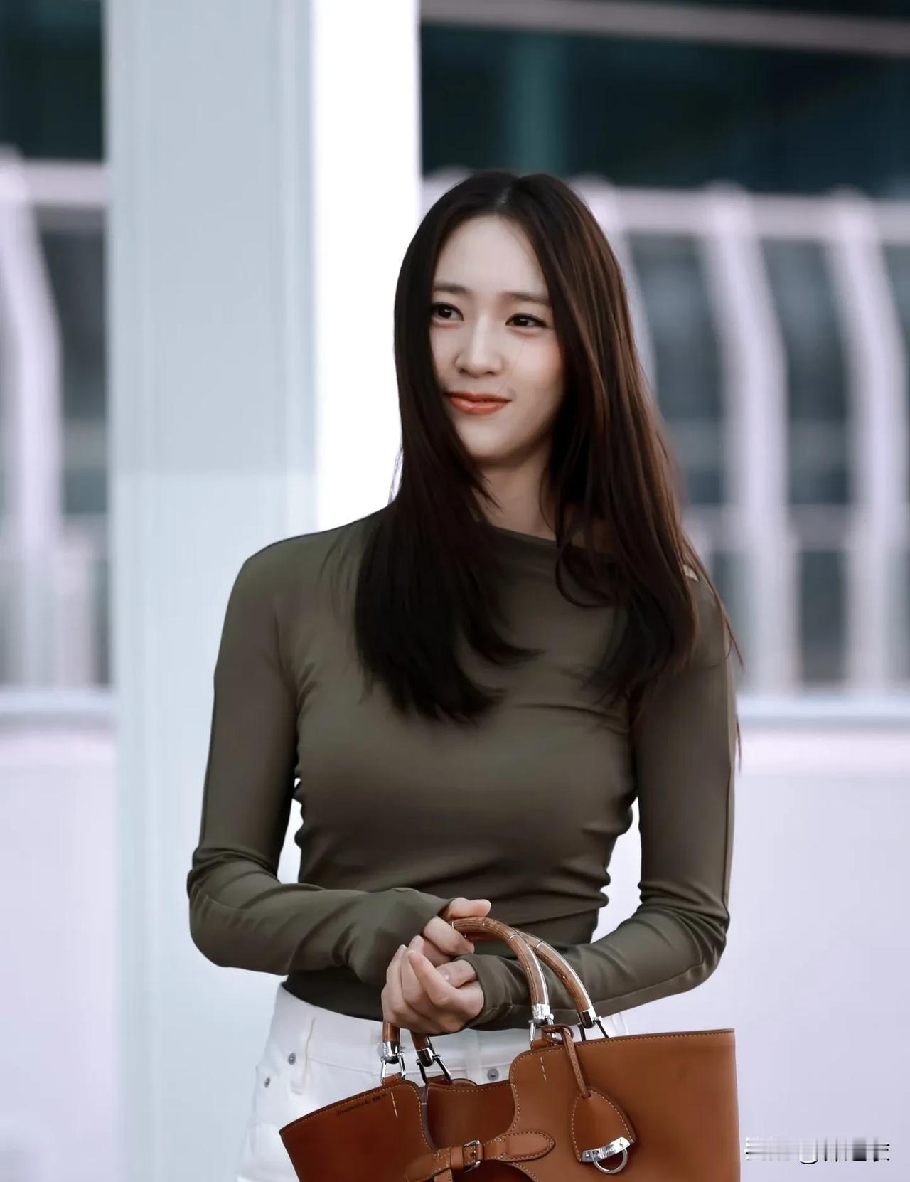 郑秀晶一直都是有戏就拍，没戏就去旅游享受生活，因为她也不缺钱。我反而更欣赏她