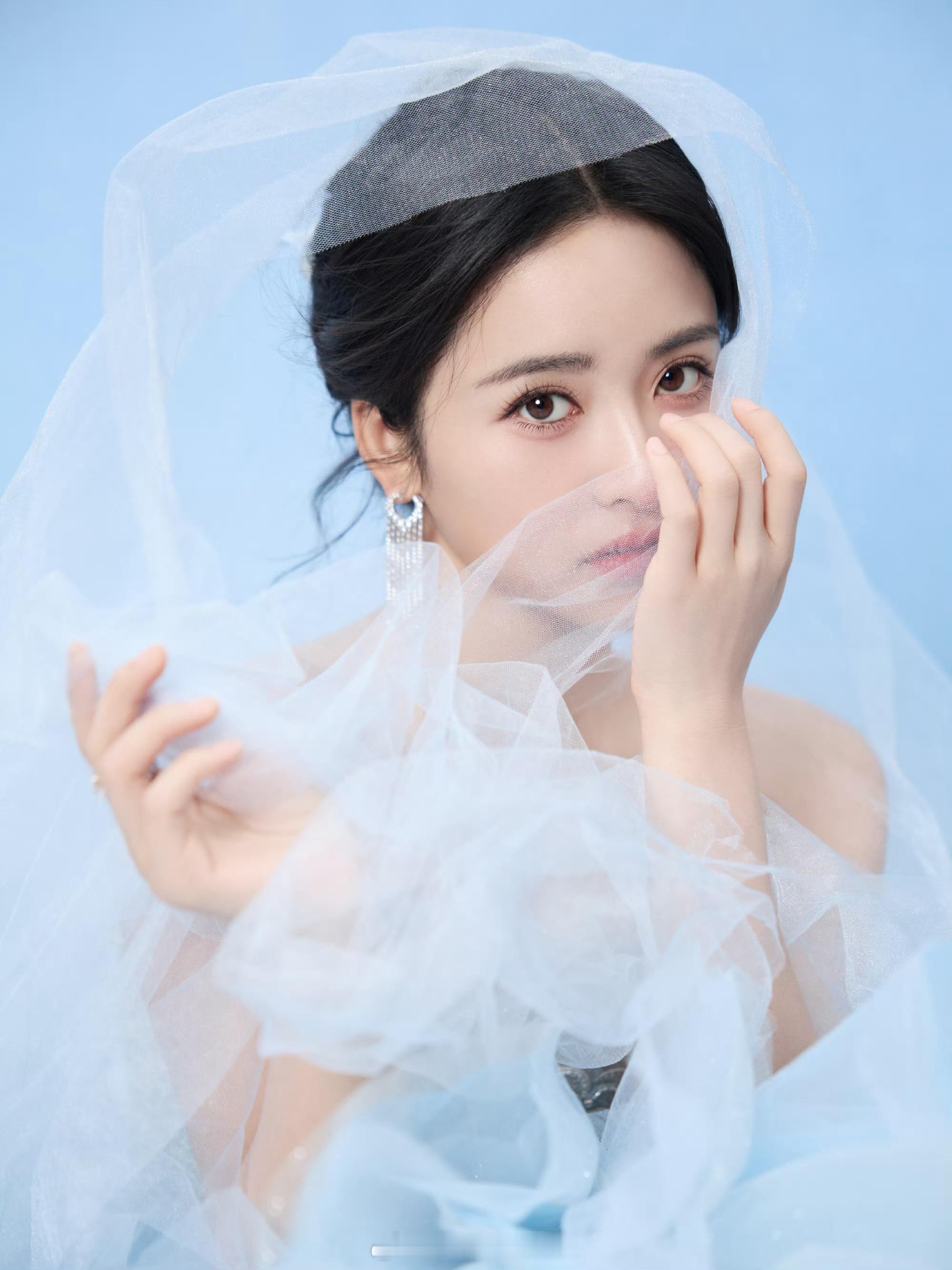 沈月蓝色婚纱沈月人鱼婚纱沈月国剧盛典抹胸薄纱蓝裙造型沈月国剧盛典抹胸薄纱蓝裙造