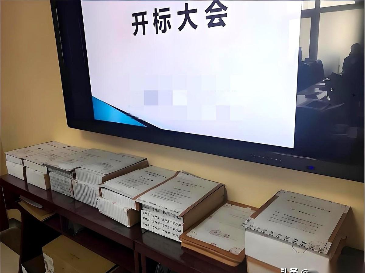 南京一个1.8亿的市政项目公开招标，本以为是场龙争虎斗。结果，评标专家在电脑前