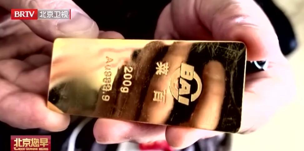 财不外露！8月12日报道，北京75岁的王大爷是一位独居老人，一天他掏出新买的20