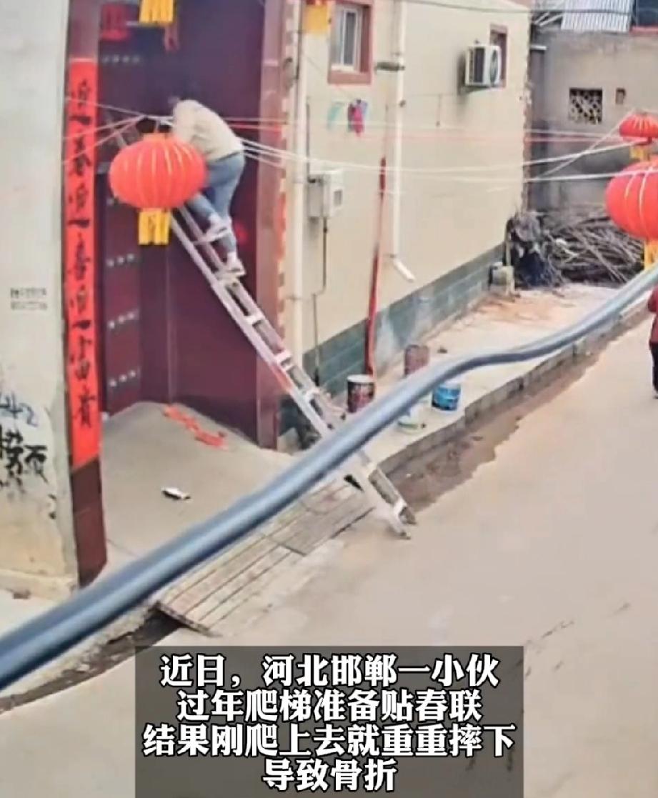 要过年了，家家户户忙着贴春联。河北邯郸小伙子自告奋勇包下了家门口的春联。他以为这