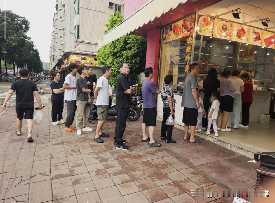 换作是你，会为了一口爱吃的烧腊专门排队吗这家街边烧腊店，一到傍晚就排起长队，不