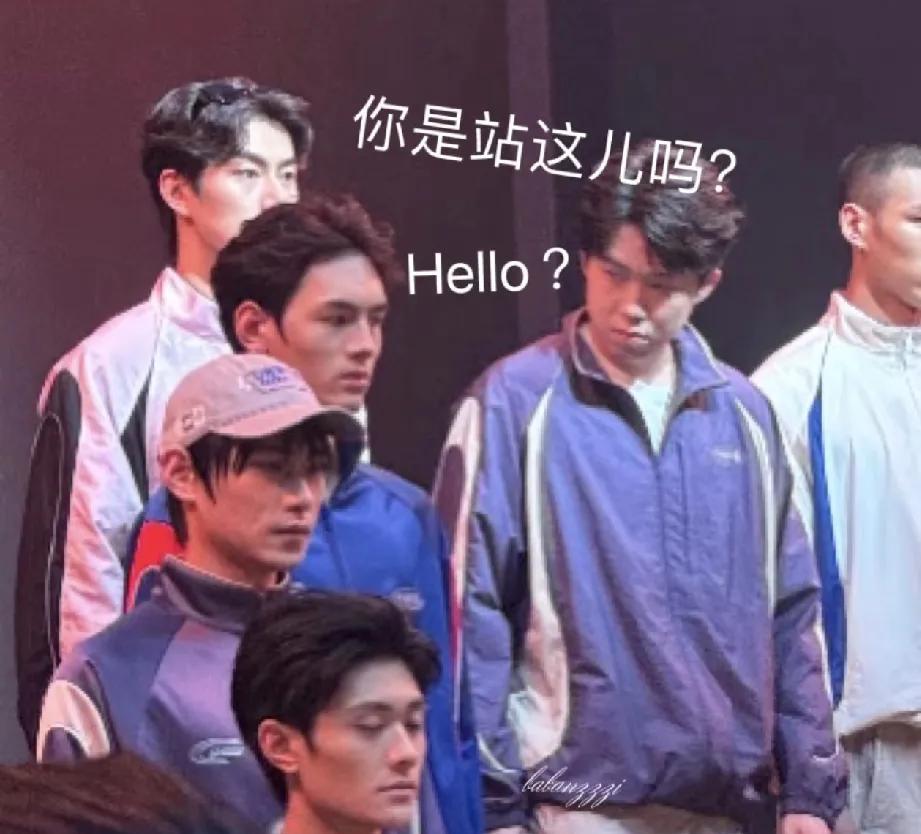哈哈哈，大头往那一站，给旁边的模特小哥整局促了！他盯盯人家的小表情太可爱了，旁