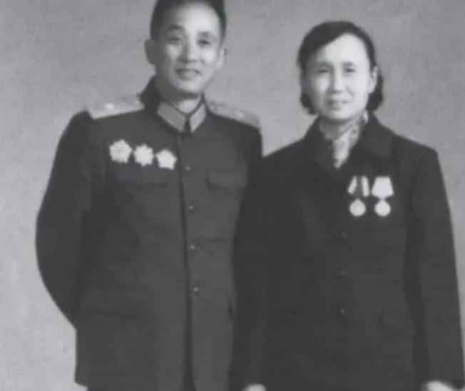 1947年，山东解放区的村庄满是战火，枪炮声没有停过，一名解放军师长，大腿根部受