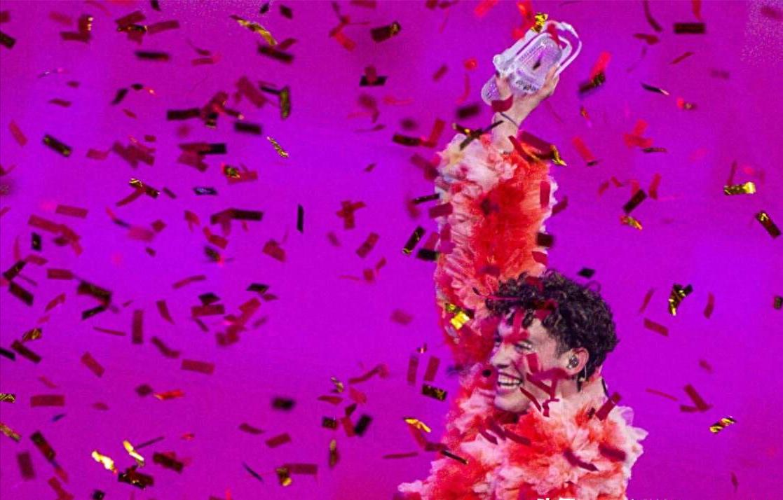 当着欧洲众人的面，瑞士冠军把奖杯退回去了！这下以色列要尴尬了2024年欧洲歌