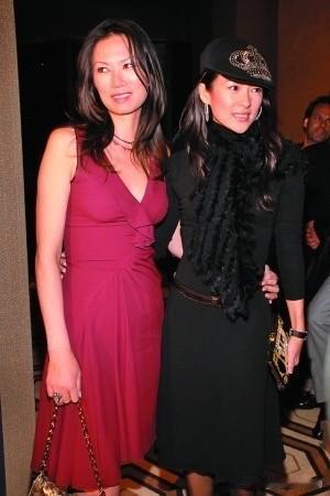 当年泼墨门发生后，全网都怀疑幕后操控者是邓文迪，认为是邓文廸放的大招，当时谁也没
