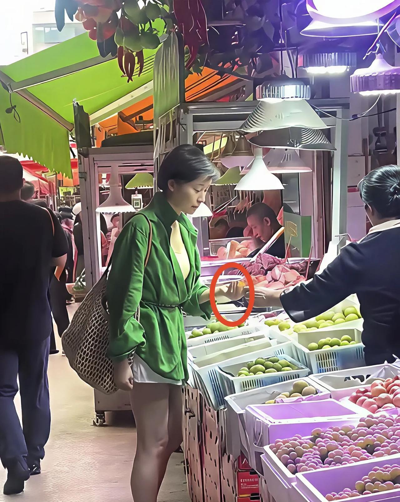 谁能想到，刚捧回影后奖杯的吴越，此刻正捏着水果在菜市场讨价还价？没有墨镜口