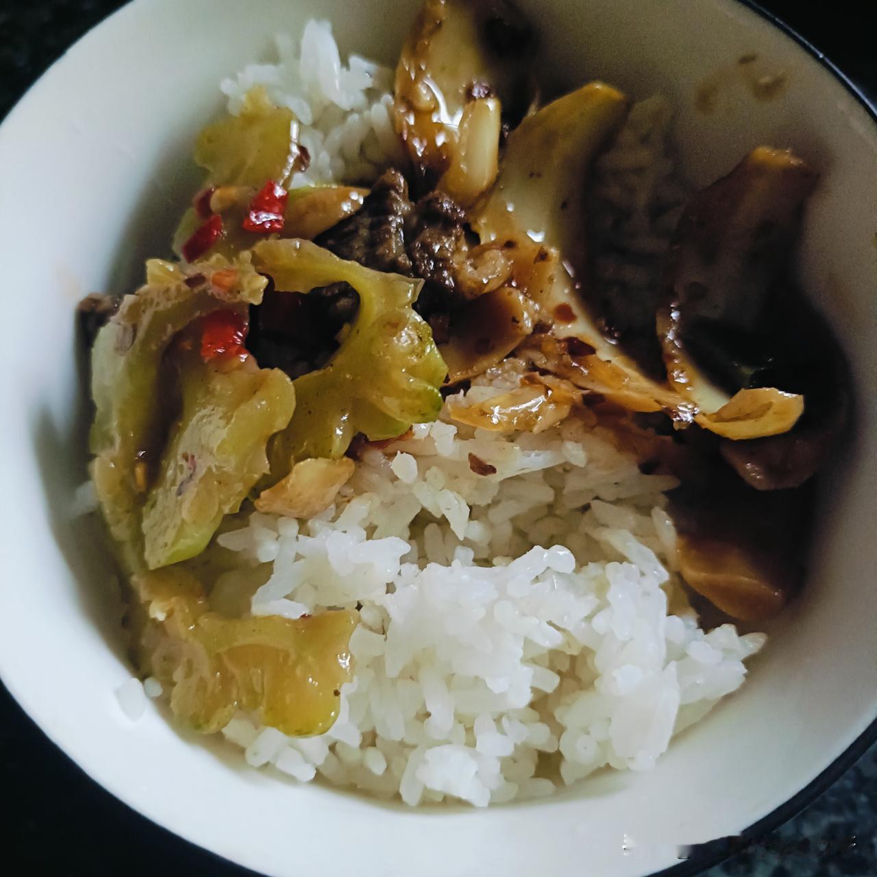 今天的早餐：一碗白米饭，苦瓜炒肉，百合炒肉。老人家做的，6点就起来做饭，每次