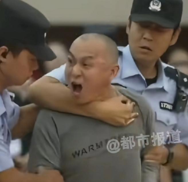 山东主犯曾小孩，看看猖狂无知到啥程度了！在法庭上，两位法警都摁不住！眼神凶神恶煞