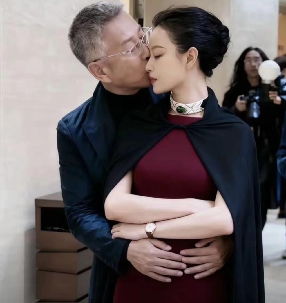 性学专家说：“女人要明白，性不是爱，约会不是爱，拥抱不是爱，24小时聊天不是爱。