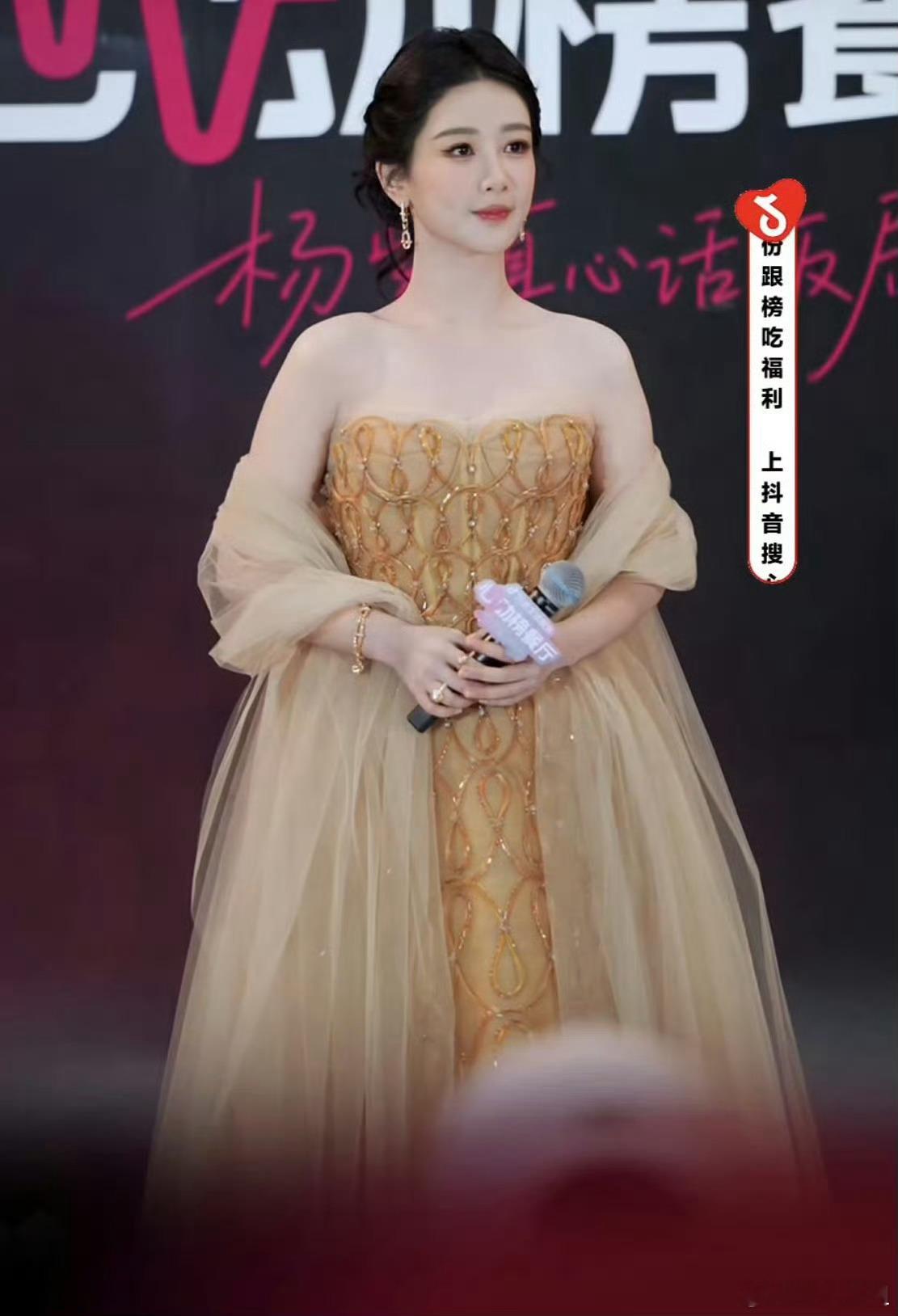 杨紫鎏金网纱披肩杨紫鎏金重工网纱高定长裙谁懂啊！这身鎏金网纱长裙真的太衬紫妹了！