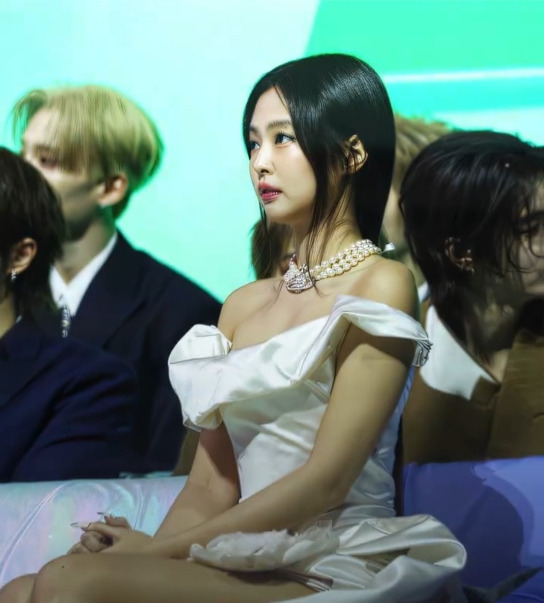 Jennie的体态无论何时，绝不驼背