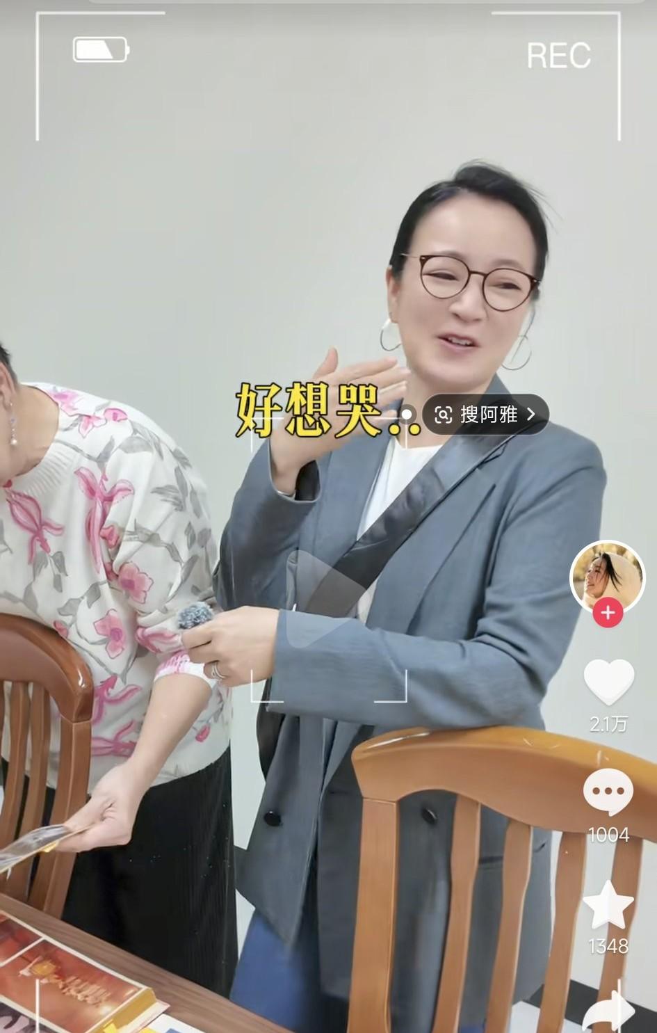 阿雅，梦回青春！4月2日，阿雅重返母校华冈艺校拍vlog，翻出大小S学生时