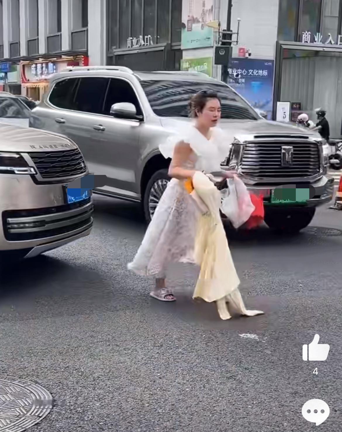 小仙女路上碰瓷连演都不演了，直接往车前一趟，拿出一根华子压压惊，就这，把人家路虎
