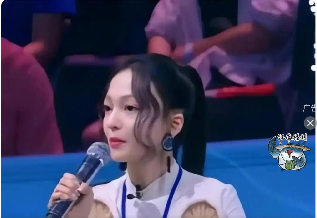 谁能告诉我张韶涵这衣服上安了个什么玩意啊