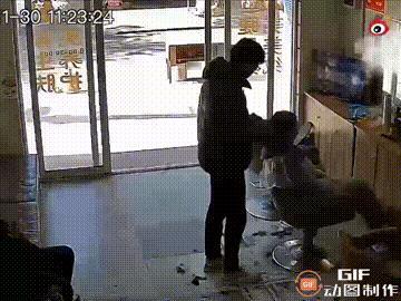 浙江绍兴一个男孩拿着妈妈给的20元现金来到一家理发店，准备让店主帮忙剪头发，由于