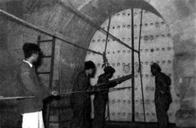 1975年秋，一支考古队来到乾隆的裕陵前，准备进行清理和修缮，以便地宫能早日开放