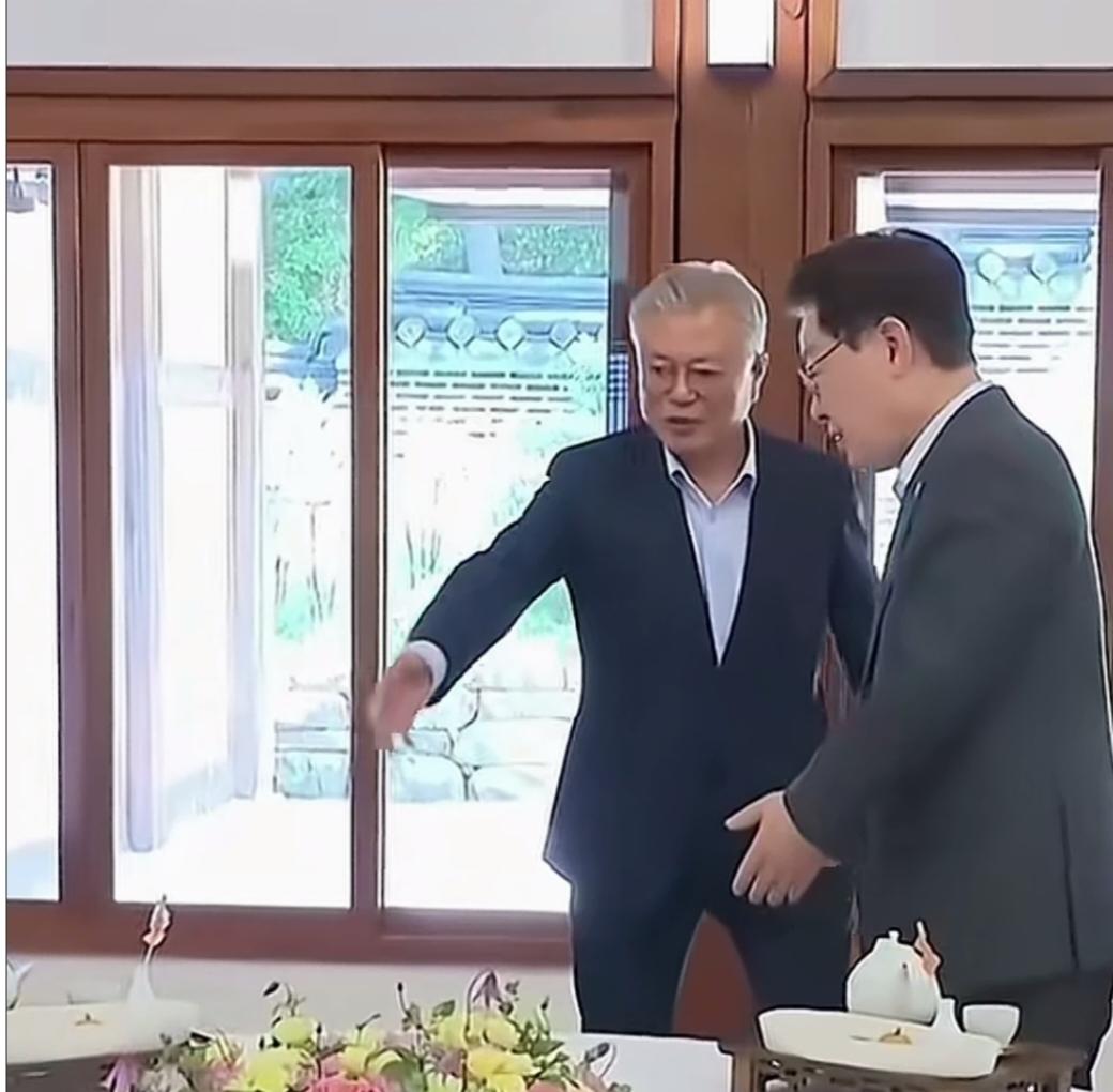 李在明和文在寅相互谦让谁坐首位，最后还是李在明懂事，让老前辈坐了上座。要说韩国