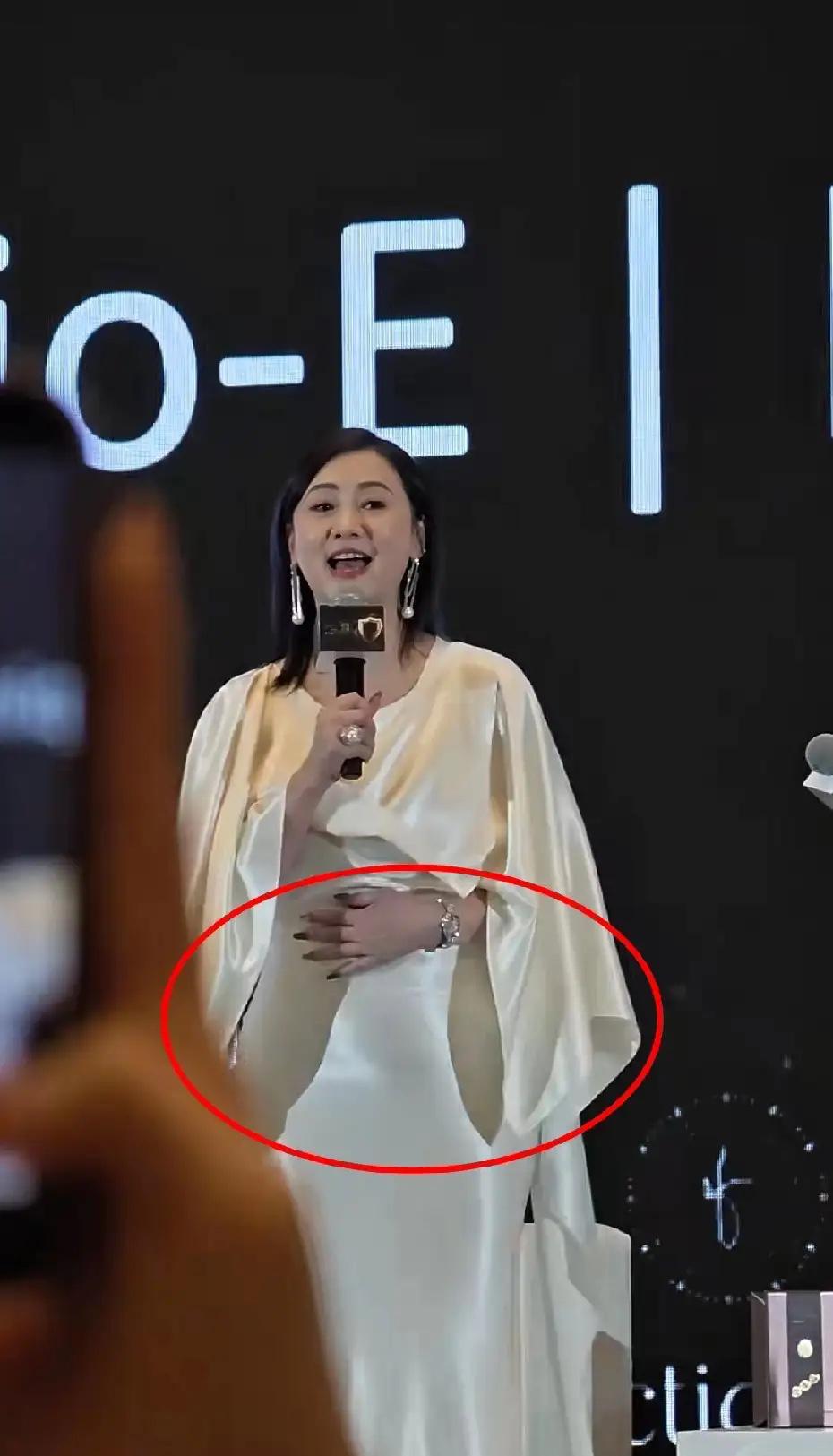 给所有女生提个醒，你可以素面朝天，可以不穿大牌，但真的别对身材彻底放任，一胖真的