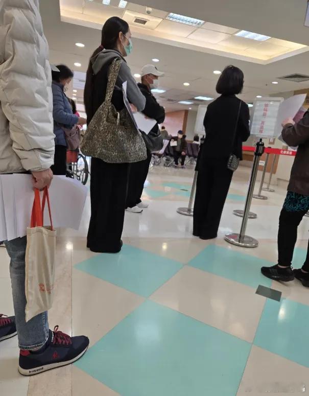 郭碧婷又陪爸爸去医院复诊领药了，这般孝顺让人看了暖心。她穿着牛仔裤和毛衫，素面朝