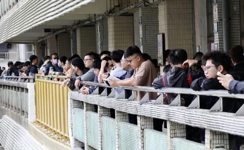 美国彻底破防了！谁能想到，一直被美国牵着鼻子走的台湾，这次居然硬气了一回，直接把