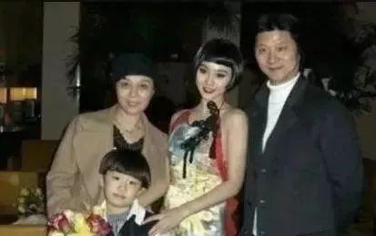 范丞丞从小帅到大，也是个可以靠颜值吃饭的人，他进入娱乐圈打拼还是很OK的。