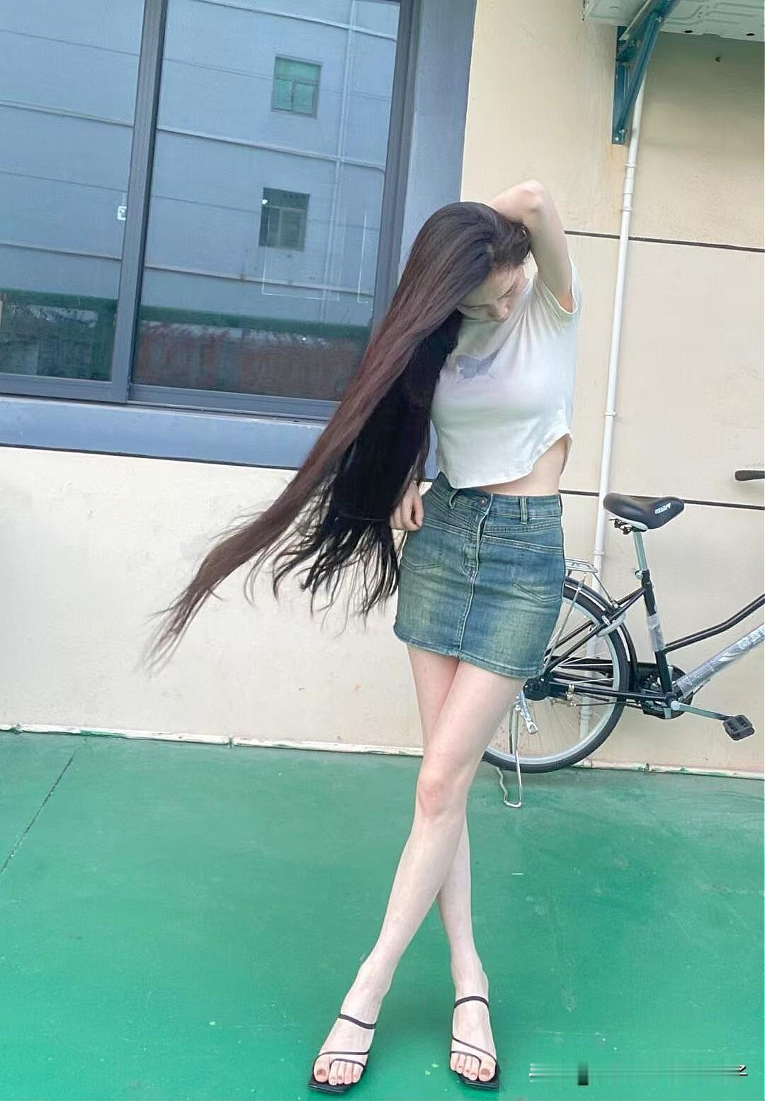 绿裙映影动，风姿似画来。