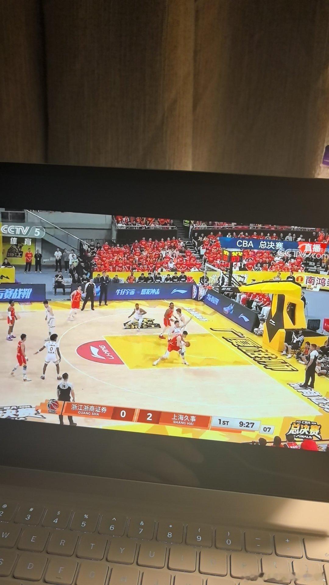 回看一下上海队怎么夺冠的Cba每个回合打的都太简单了很多回合就是配合外援直接扔