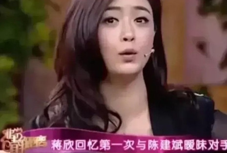 当年《甄嬛传》拍摄时，有段戏让人津津乐道——华妃给雍正更衣，蒋欣刚一转身，陈建斌